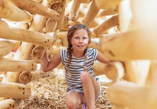Rundholz-Tunnel der Firma Rudolf Spielplatz, Spielplatzbauer, Spielplatzhersteller, Spielplatzgeräte, Schweiz