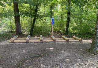 Vitaparcours Hüpfanlage der Firma Rudolf Spielplatz, Spielplatzbauer, Spielplatzhersteller, Spielplatzgeräte, Schweiz