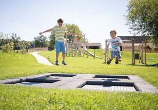 Trampolin der Firma Rudolf Spielplatz, Spielplatzbauer, Spielplatzhersteller, Spielplatzgeräte, Schweiz