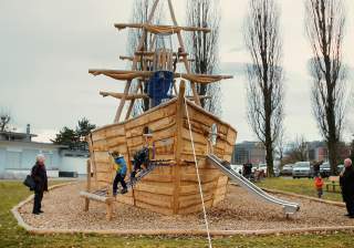Spielschiff der Firma Rudolf Spielplatz, Spielplatzbauer, Spielplatzhersteller, Spielplatzgeräte, Schweiz