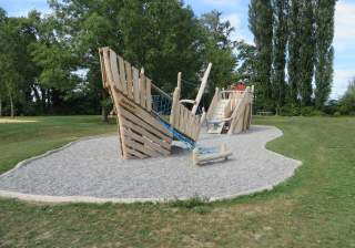Spielschiff der Firma Rudolf Spielplatz, Spielplatzbauer, Spielplatzhersteller, Spielplatzgeräte, Schweiz