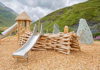 Rundholz-Tunnel der Firma Rudolf Spielplatz, Spielplatzbauer, Spielplatzhersteller, Spielplatzgeräte, Schweiz