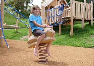 Massivholz-Schnitzerei der Firma Rudolf Spielplatz, Spielplatzbauer, Spielplatzhersteller, Spielplatzgeräte, Schweiz