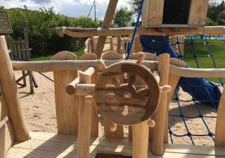 Spielschiff der Firma Rudolf Spielplatz, Spielplatzbauer, Spielplatzhersteller, Spielplatzgeräte, Schweiz