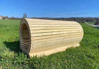 Kriechröhre aus Holz der Firma Rudolf Spielplatz, Spielplatzbauer, Spielplatzhersteller, Spielplatzgeräte, Schweiz
