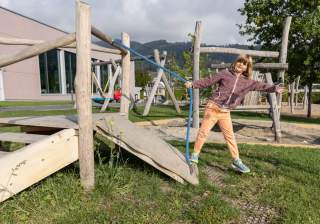 Dreieckspodest der Firma Rudolf Spielplatz, Spielplatzbauer, Spielplatzhersteller, Spielplatzgeräte, Schweiz