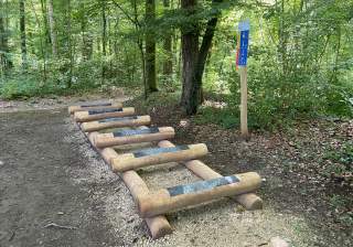 Vitaparcours Hüpfanlage der Firma Rudolf Spielplatz, Spielplatzbauer, Spielplatzhersteller, Spielplatzgeräte, Schweiz