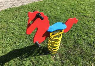 Federtier Rössli der Firma Rudolf Spielplatz, Spielplatzbauer, Spielplatzhersteller, Spielplatzgeräte, Schweiz