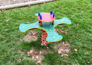 Federtier Kleeblatt der Firma Rudolf Spielplatz, Spielplatzbauer, Spielplatzhersteller, Spielplatzgeräte, Schweiz