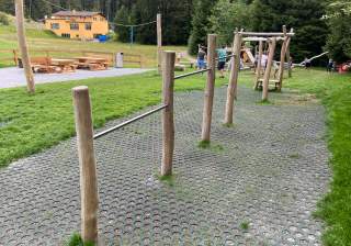 Reck der Firma Rudolf Spielplatz, Spielplatzbauer, Spielplatzhersteller, Spielplatzgeräte, Schweiz