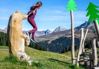 Massivholz-Schnitzerei der Firma Rudolf Spielplatz, Spielplatzbauer, Spielplatzhersteller, Spielplatzgeräte, Schweiz