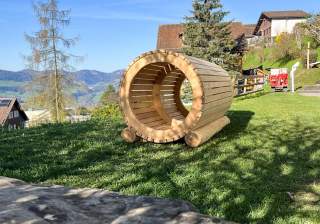 Kriechröhre aus Holz der Firma Rudolf Spielplatz, Spielplatzbauer, Spielplatzhersteller, Spielplatzgeräte, Schweiz