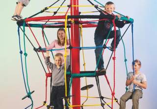 Drehkletterbaum der Firma Rudolf Spielplatz, Spielplatzbauer, Spielplatzhersteller, Spielplatzgeräte, Schweiz