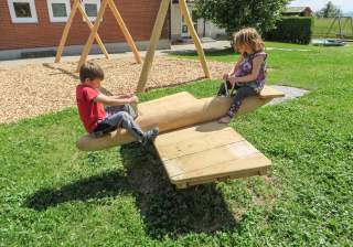 Federwippe der Firma Rudolf Spielplatz, Spielplatzbauer, Spielplatzhersteller, Spielplatzgeräte, Schweiz
