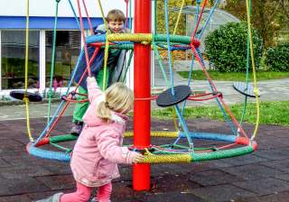 Drehkletterbaum der Firma Rudolf Spielplatz, Spielplatzbauer, Spielplatzhersteller, Spielplatzgeräte, Schweiz