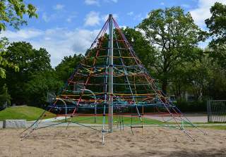 Seilpyramide der Firma Rudolf Spielplatz, Spielplatzbauer, Spielplatzhersteller, Spielplatzgeräte, Schweiz