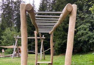 Hangelanlage der Firma Rudolf Spielplatz, Spielplatzbauer, Spielplatzhersteller, Spielplatzgeräte, Schweiz