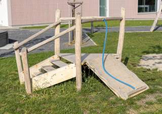 Dreieckspodest der Firma Rudolf Spielplatz, Spielplatzbauer, Spielplatzhersteller, Spielplatzgeräte, Schweiz