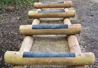 Vitaparcours Hüpfanlage der Firma Rudolf Spielplatz, Spielplatzbauer, Spielplatzhersteller, Spielplatzgeräte, Schweiz