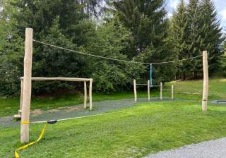 Slackline der Firma Rudolf Spielplatz, Spielplatzbauer, Spielplatzhersteller, Spielplatzgeräte, Schweiz