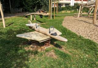 Federwippe der Firma Rudolf Spielplatz, Spielplatzbauer, Spielplatzhersteller, Spielplatzgeräte, Schweiz