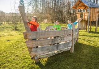 Ruderboot der Firma Rudolf Spielplatz, Spielplatzbauer, Spielplatzhersteller, Spielplatzgeräte, Schweiz