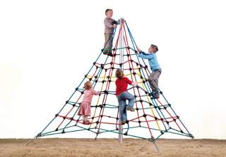 Seilpyramide der Firma Rudolf Spielplatz, Spielplatzbauer, Spielplatzhersteller, Spielplatzgeräte, Schweiz
