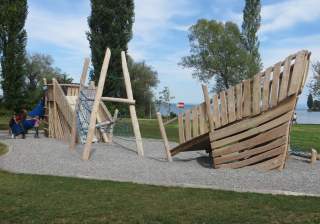 Spielschiff der Firma Rudolf Spielplatz, Spielplatzbauer, Spielplatzhersteller, Spielplatzgeräte, Schweiz