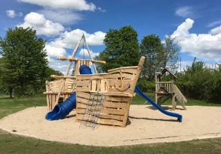 Spielschiff der Firma Rudolf Spielplatz, Spielplatzbauer, Spielplatzhersteller, Spielplatzgeräte, Schweiz