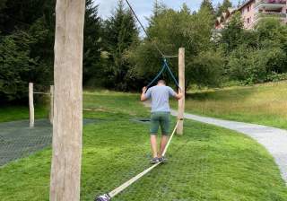 Slackline der Firma Rudolf Spielplatz, Spielplatzbauer, Spielplatzhersteller, Spielplatzgeräte, Schweiz