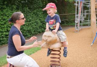Federwippe Katze der Firma Rudolf Spielplatz, Spielplatzbauer, Spielplatzhersteller, Spielplatzgeräte, Schweiz