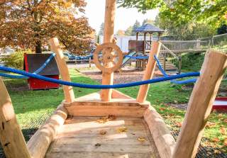 Motorboot der Firma Rudolf Spielplatz, Spielplatzbauer, Spielplatzhersteller, Spielplatzgeräte, Schweiz