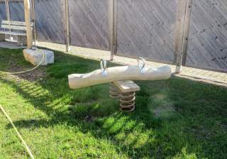 Federwippe der Firma Rudolf Spielplatz, Spielplatzbauer, Spielplatzhersteller, Spielplatzgeräte, Schweiz