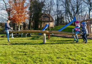 4er-Wippe der Firma Rudolf Spielplatz, Spielplatzbauer, Spielplatzhersteller, Spielplatzgeräte, Schweiz