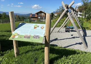 Infotafel der Firma Rudolf Spielplatz, Spielplatzbauer, Spielplatzhersteller, Spielplatzgeräte, Schweiz