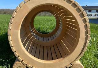 Kriechröhre aus Holz der Firma Rudolf Spielplatz, Spielplatzbauer, Spielplatzhersteller, Spielplatzgeräte, Schweiz