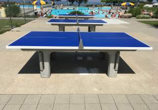 Tischtennis-Tisch der Firma Rudolf Spielplatz, Spielplatzbauer, Spielplatzhersteller, Spielplatzgeräte, Schweiz